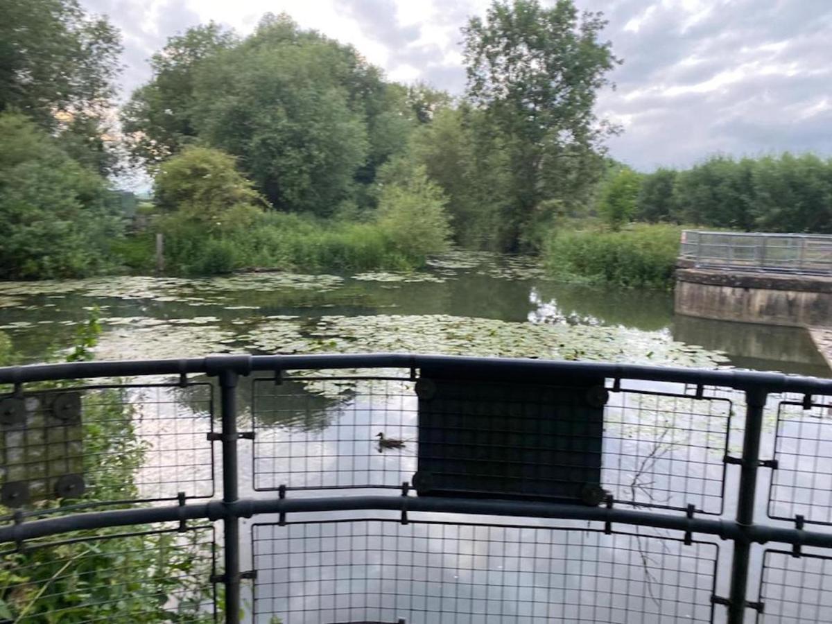 Contemporary Trumpington Apartment With Self Check-In ,Free On-Site Parking, Terrace, Super Fast Wifi & 5 Mins Drive To Papworth & Addenbrookes Hospitals Кембридж Екстер'єр фото