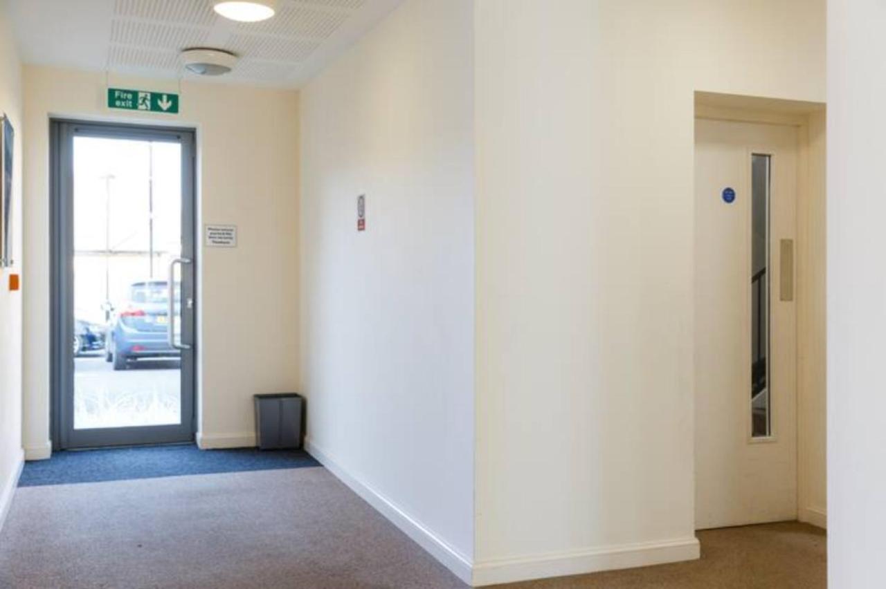 Contemporary Trumpington Apartment With Self Check-In ,Free On-Site Parking, Terrace, Super Fast Wifi & 5 Mins Drive To Papworth & Addenbrookes Hospitals Кембридж Екстер'єр фото