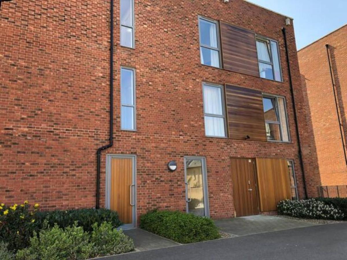 Contemporary Trumpington Apartment With Self Check-In ,Free On-Site Parking, Terrace, Super Fast Wifi & 5 Mins Drive To Papworth & Addenbrookes Hospitals Кембридж Екстер'єр фото