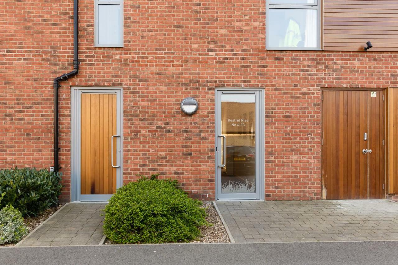 Contemporary Trumpington Apartment With Self Check-In ,Free On-Site Parking, Terrace, Super Fast Wifi & 5 Mins Drive To Papworth & Addenbrookes Hospitals Кембридж Екстер'єр фото
