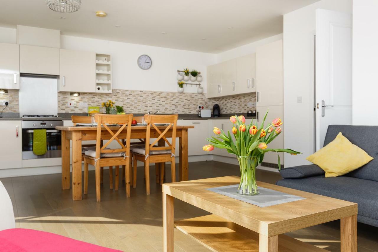 Contemporary Trumpington Apartment With Self Check-In ,Free On-Site Parking, Terrace, Super Fast Wifi & 5 Mins Drive To Papworth & Addenbrookes Hospitals Кембридж Екстер'єр фото
