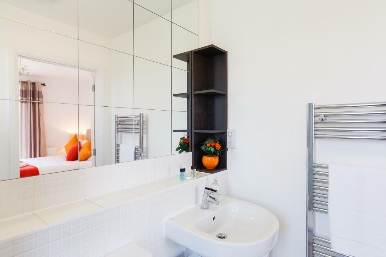 Contemporary Trumpington Apartment With Self Check-In ,Free On-Site Parking, Terrace, Super Fast Wifi & 5 Mins Drive To Papworth & Addenbrookes Hospitals Кембридж Екстер'єр фото