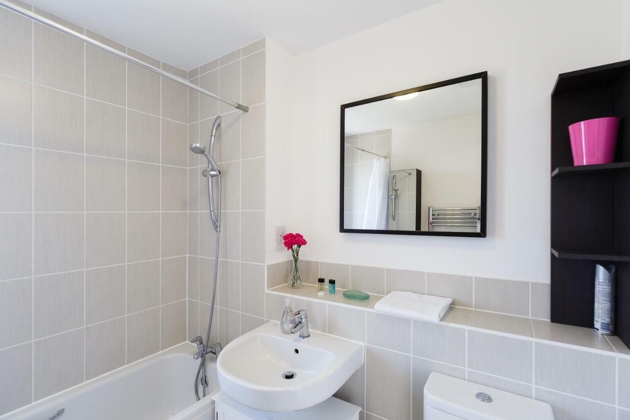Contemporary Trumpington Apartment With Self Check-In ,Free On-Site Parking, Terrace, Super Fast Wifi & 5 Mins Drive To Papworth & Addenbrookes Hospitals Кембридж Екстер'єр фото