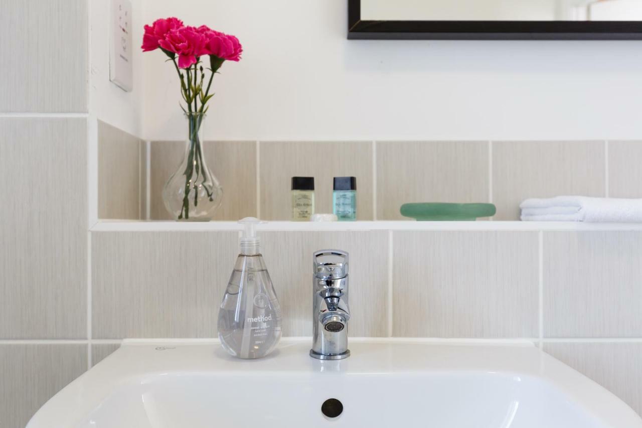 Contemporary Trumpington Apartment With Self Check-In ,Free On-Site Parking, Terrace, Super Fast Wifi & 5 Mins Drive To Papworth & Addenbrookes Hospitals Кембридж Екстер'єр фото