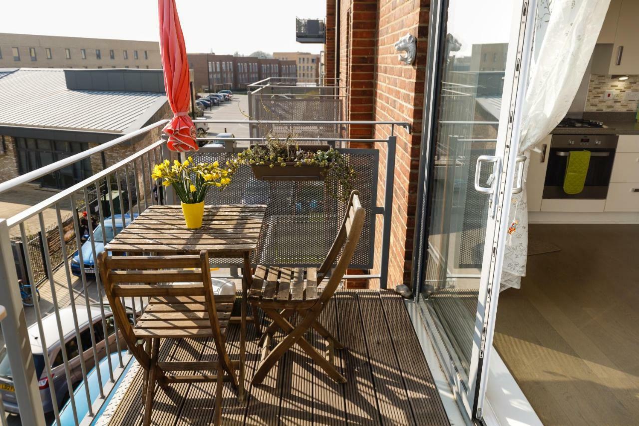 Contemporary Trumpington Apartment With Self Check-In ,Free On-Site Parking, Terrace, Super Fast Wifi & 5 Mins Drive To Papworth & Addenbrookes Hospitals Кембридж Екстер'єр фото